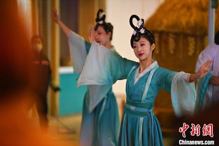 圖為工作人員進(jìn)行舞蹈表演。李亞龍 攝</p><p>