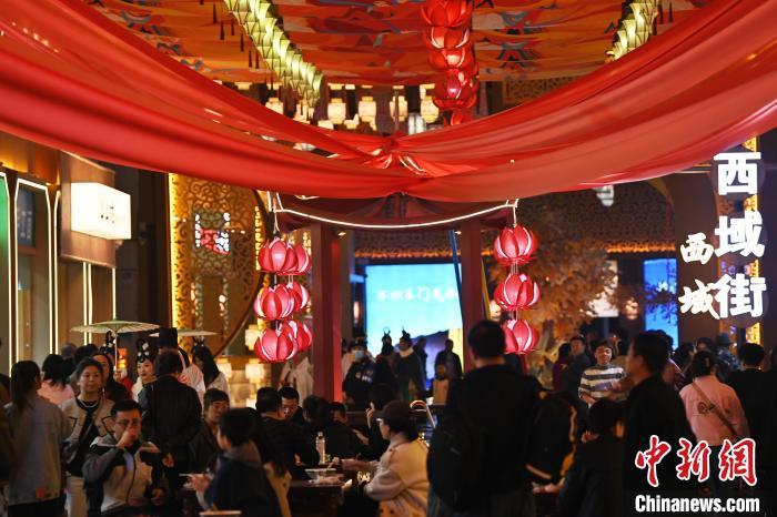 圖為街區(qū)現(xiàn)場游客絡(luò)繹不絕。李亞龍 攝</p><p>