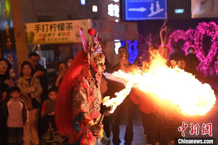圖為工作人員進(jìn)行雜耍表演。李亞龍 攝</p><p>