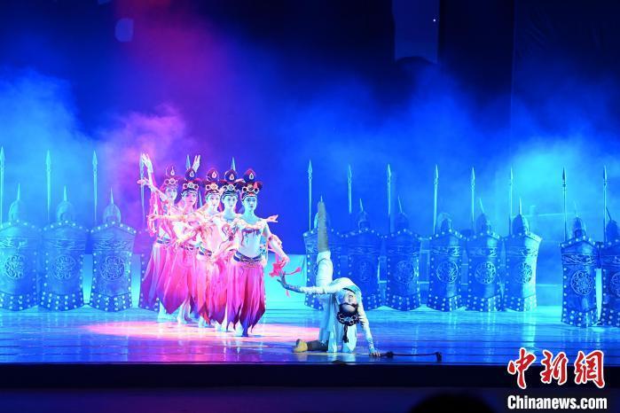 2023年2月18日，蘭州歌舞劇院創(chuàng)排的大型舞劇《大夢(mèng)敦煌》?！　【琶赖┰?攝