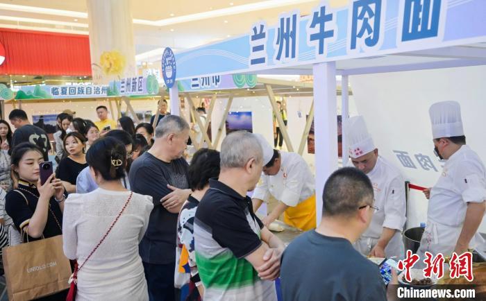 5月11日，“醉美玉如意·感恩幫扶情”甘肅(天津)文創(chuàng)非遺市集和特色美食展示活動在天津舉行。(天津市文旅局供圖)
