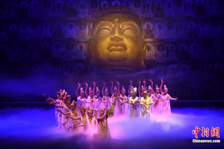 2024年2月23日晚，中國(guó)經(jīng)典舞劇《絲路花雨》在甘肅蘭州演出恭賀新春。李亞龍 攝