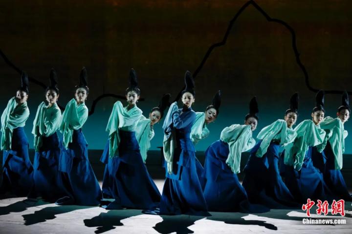 2024年2月29日晚，舞蹈詩(shī)劇《只此青綠》在北京上演，多國(guó)駐華使節(jié)和國(guó)際組織代表前來(lái)觀賞。韓海丹 攝