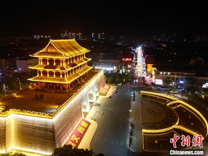 圖為武威市標志性建筑涼州古城門燈光亮起。(無人機照片) 　戴文昌 攝</p><p>