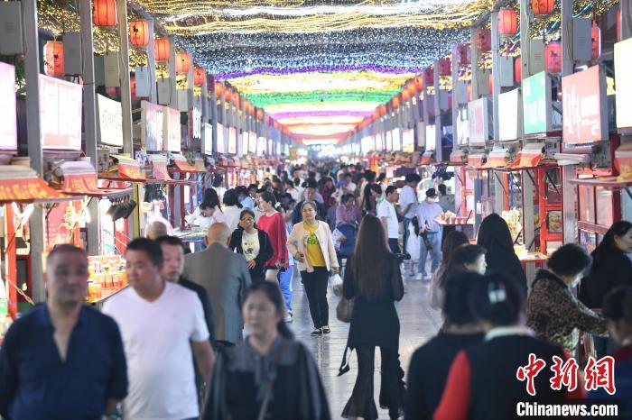 圖為燈光亮起，明清街夜市人氣漸旺?！〈魑牟?攝</p><p>