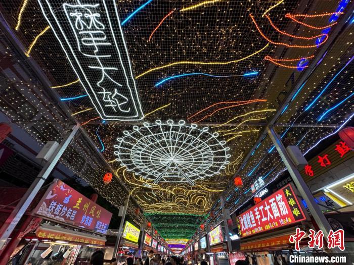 圖為明清街夜市燈光點亮具有武威文化元素的“摩天輪”彩燈?！〈魑牟?攝</p><p>