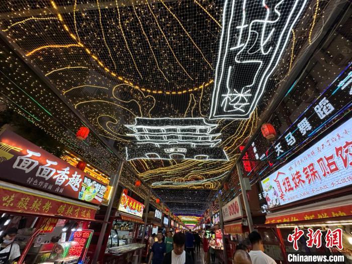 圖為明清街夜市燈光點亮具有武威文化元素的“涼州古城門”彩燈?！〈魑牟?攝</p><p>