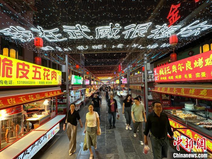 圖為明清街夜市燈光點亮“我在武威很想你”?！〈魑牟?攝</p><p>