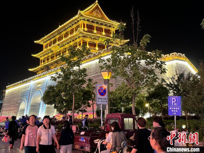 圖為夜幕降臨，涼州古城門燈光亮起?！〈魑牟?攝