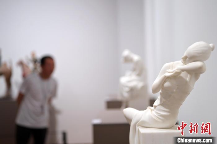 5月21日，在“絲路印跡”雕塑藝術(shù)作品展展出的作品《綺羅香·香》。九美旦增 攝</p>
<p>