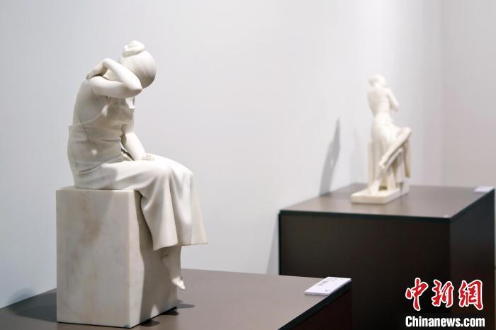 5月21日，在“絲路印跡”雕塑藝術(shù)作品展展出的雕塑作品《聲聲慢·艾艾》。九美旦增 攝</p>
<p>