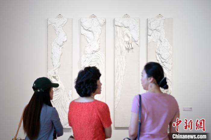 5月21日，觀眾參觀在“絲路印跡”雕塑藝術(shù)作品展展出的作品《無相》。九美旦增 攝</p>
<p>
