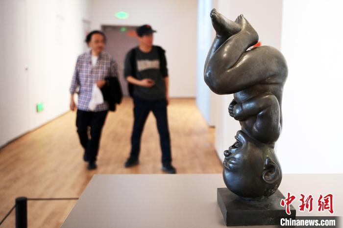 5月21日，觀眾參觀“絲路印跡”雕塑藝術(shù)作品展展出的雕塑作品。九美旦增 攝</p>
<p>