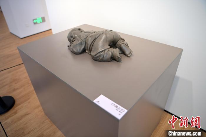 5月21日，在“絲路印跡”雕塑藝術(shù)作品展展出的作品《大地之子》。九美旦增 攝</p>
<p>