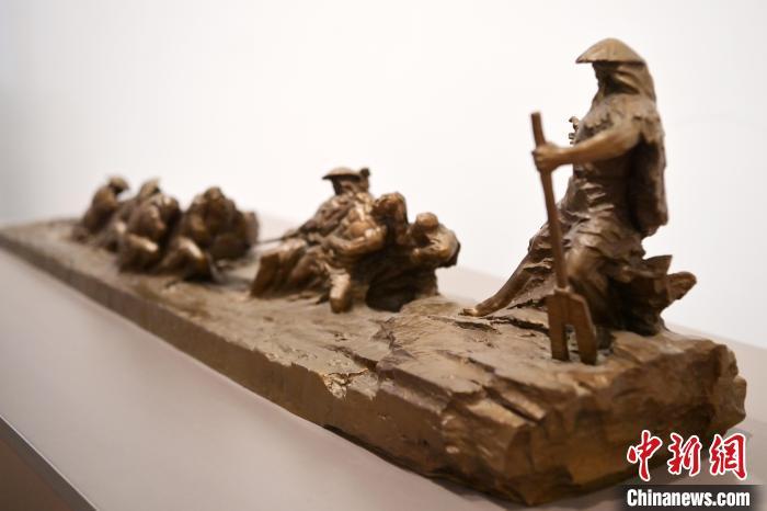5月21日，在“絲路印跡”雕塑藝術(shù)作品展展出的作品《治水為民·禹德九州》。九美旦增 攝</p>
<p>