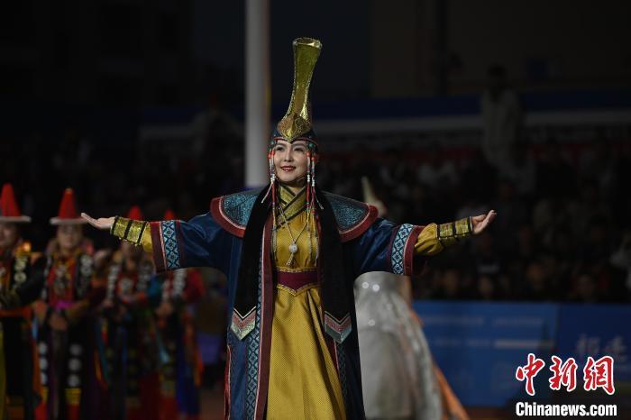 圖為開幕式現(xiàn)場蒙古族服飾秀。李亞龍 攝