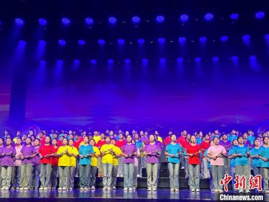 5月28日晚，“詩意甘肅·絲路長風(fēng)三千里”——月出涼州·武威詩會在甘肅省武威市漢唐天馬城舉行。楊娜 攝