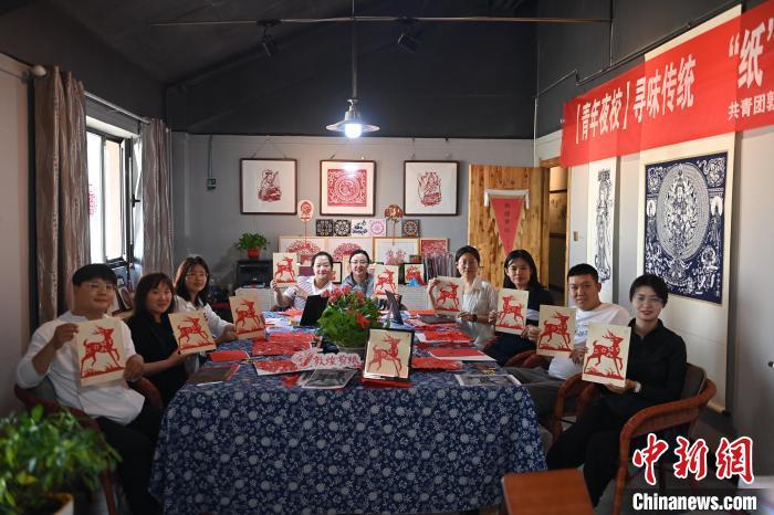 6月6日，在甘肅敦煌青年夜校課程中，青年學(xué)員展示學(xué)習(xí)敦煌非遺剪紙的成果。