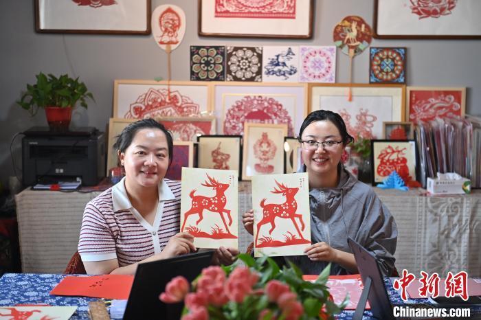 6月6日，在甘肅敦煌青年夜校課程中，青年學(xué)員展示學(xué)習(xí)敦煌非遺剪紙的成果。李亞龍 攝　　