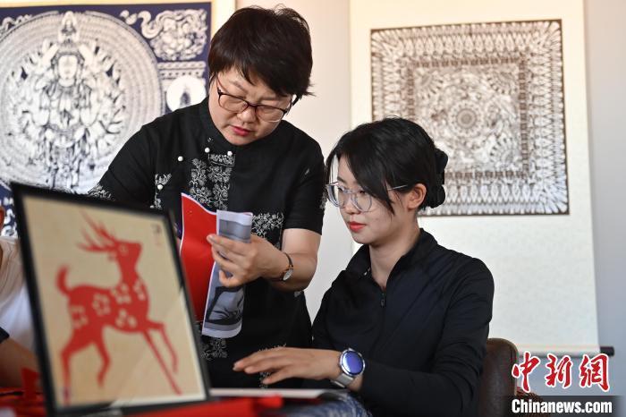 6月6日，在甘肅敦煌青年夜校課程中，青年學(xué)員學(xué)習(xí)敦煌非遺剪紙課程。李亞龍 攝