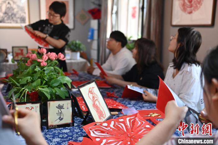 6月6日，在甘肅敦煌青年夜校課程中，青年學(xué)員學(xué)習(xí)敦煌非遺剪紙課程。李亞龍 攝　　