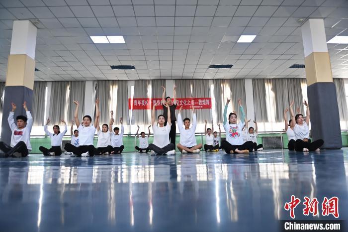 6月6日，在甘肅敦煌青年夜校課程中，青年學(xué)員學(xué)習(xí)敦煌舞課程。李亞龍 攝　　