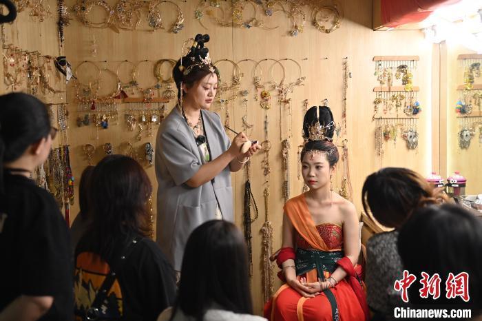 6月6日，在甘肅敦煌青年夜校課程中，青年學(xué)員學(xué)習(xí)敦煌美妝課程。李亞龍 攝