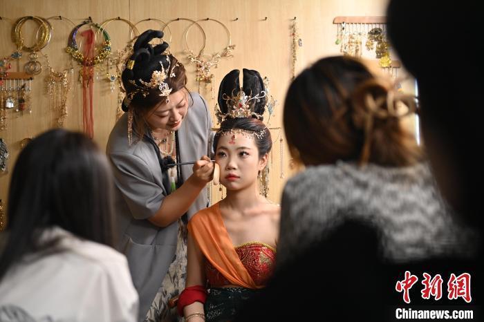 6月6日，在甘肅敦煌青年夜校課程中，青年學(xué)員學(xué)習(xí)敦煌美妝課程。李亞龍 攝　　