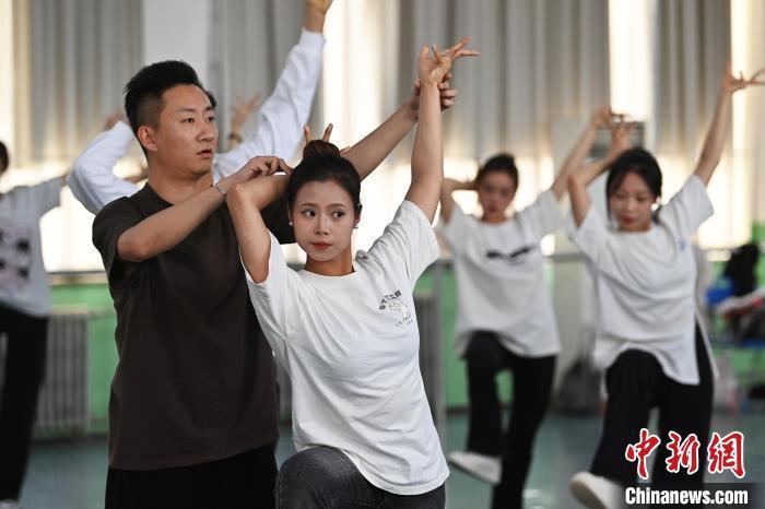 6月6日，在甘肅敦煌青年夜校課程中，青年學(xué)員學(xué)習(xí)敦煌舞課程。李亞龍 攝　　