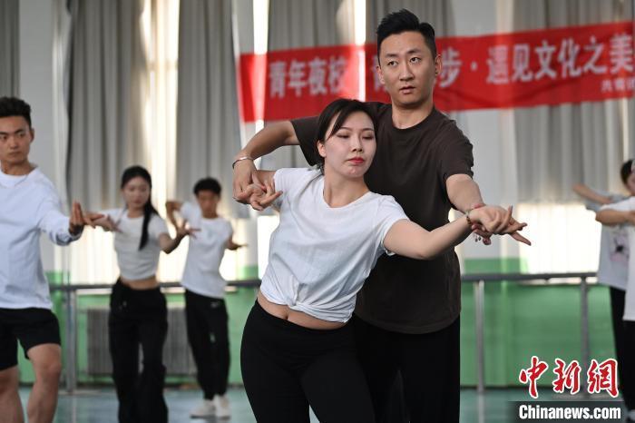 6月6日，在甘肅敦煌青年夜校課程中，學(xué)員學(xué)習(xí)敦煌舞課程。李亞龍 攝　　