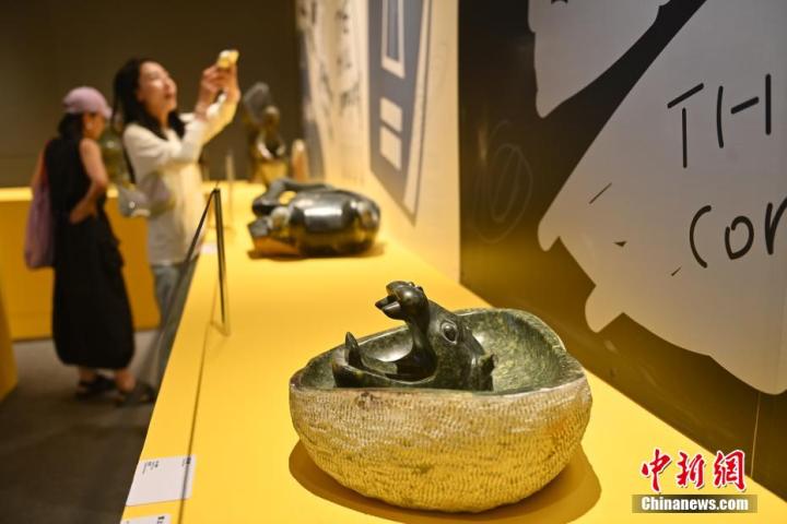 圖為該藝術(shù)展展陳的蛇紋石作品《河馬池》。中新社記者 李亞龍 攝