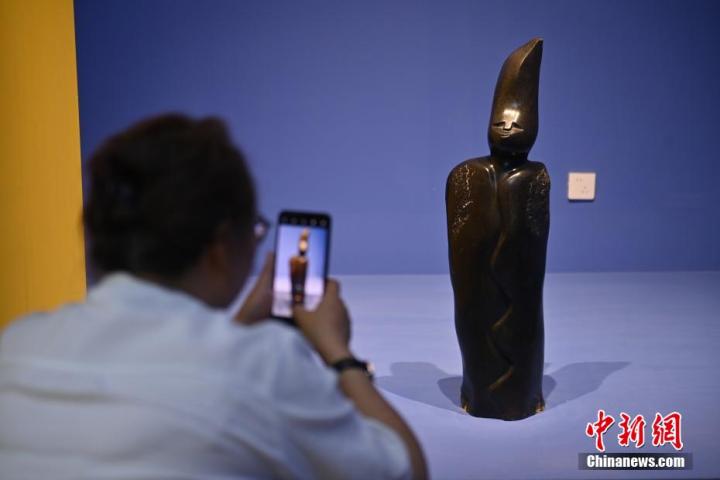圖為游客拍攝蛇紋石作品《貴婦人》。中新社記者 李亞龍 攝