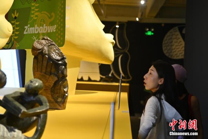 圖為游客參觀藝術(shù)展。中新社記者 李亞龍 攝