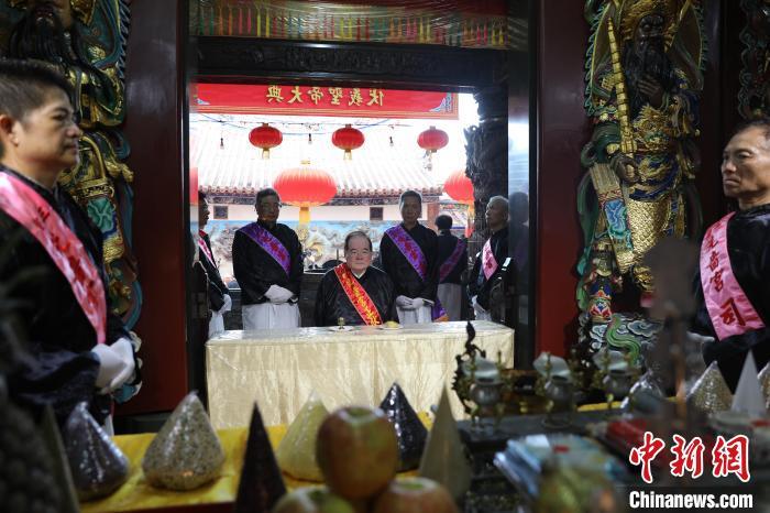 6月21日，“2024(甲辰年)兩岸共祭人文始祖伏羲典禮”在臺灣新北舉行。擔(dān)任主祭官的先嗇宮董事長、中國國民黨前秘書長李乾龍(中)出席典禮并擔(dān)任主祭官。中新社記者 張曉曦 攝