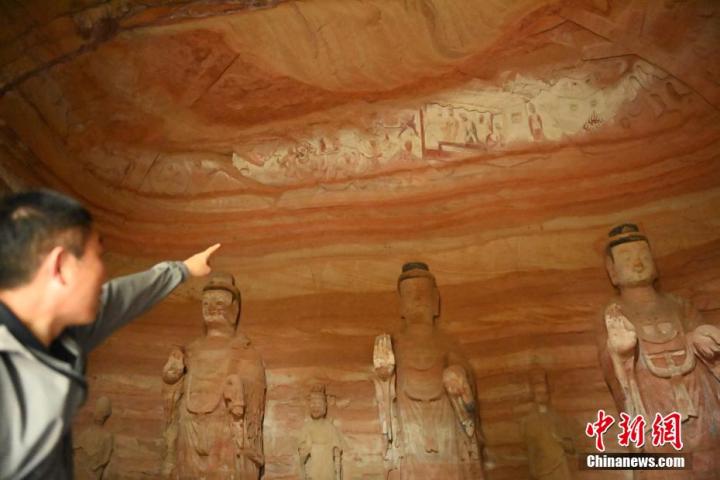 7月15日，甘肅省平?jīng)鍪袥艽h百里石窟長廊中的南石窟寺1號窟內(nèi)，工作人員介紹窟內(nèi)僅存的浮雕——佛傳故事。百里石窟長廊位于涇川縣境內(nèi)，由512個(gè)石窟、5眼窟中石井組成，現(xiàn)存王母宮石窟、鳳凰山石窟、南石窟寺、丈八寺石窟、羅漢洞石窟、太山寺石窟等規(guī)模較大的石窟群，還有數(shù)量眾多的小石窟群。南石窟寺開鑿于北魏永平三年，其中1號窟屬于大型七佛窟，七佛高達(dá)6米。中新社記者 李亞龍 攝</p>
<p>