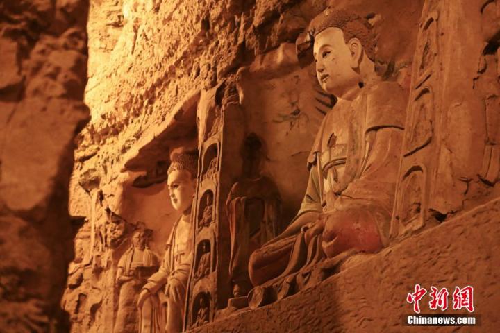 7月15日，甘肅省平?jīng)鍪袥艽h百里石窟長廊中的王母宮石窟造像。百里石窟長廊位于涇川縣境內(nèi)，由512個(gè)石窟、5眼窟中石井組成，現(xiàn)存王母宮石窟、鳳凰山石窟、南石窟寺、丈八寺石窟、羅漢洞石窟、太山寺石窟等規(guī)模較大的石窟群，還有數(shù)量眾多的小石窟群。王母宮石窟又名千佛洞，該窟設(shè)計(jì)宏大，造像生動(dòng)，窟內(nèi)擁有造像數(shù)百尊，是較為珍貴的佛教文化歷史遺存。中新社記者 李亞龍 攝</p>
<p>