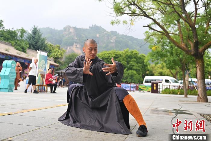 7月14日，甘肅省平?jīng)鍪嗅轻忌骄皡^(qū)內(nèi)，嵩山少林弟子展示武藝。7月13日至14日，“2024年北京體育大學(xué)第十五屆國際武術(shù)比賽交流大會暨首屆崆峒山國際武術(shù)大會”舉行，大會也在崆峒山景區(qū)進(jìn)行問道崆峒、武術(shù)高級研修班、崆峒拜師等系列活動。中新社記者 李亞龍 攝</p>
<p>