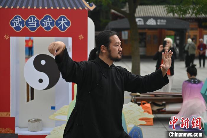 7月14日，甘肅省平?jīng)鍪嗅轻忌骄皡^(qū)內(nèi)，武當(dāng)玄武派傳承人展示武當(dāng)武術(shù)。7月13日至14日，“2024年北京體育大學(xué)第十五屆國際武術(shù)比賽交流大會暨首屆崆峒山國際武術(shù)大會”舉行，大會也在崆峒山景區(qū)進(jìn)行問道崆峒、武術(shù)高級研修班、崆峒拜師等系列活動。中新社記者 李亞龍 攝</p>
<p>