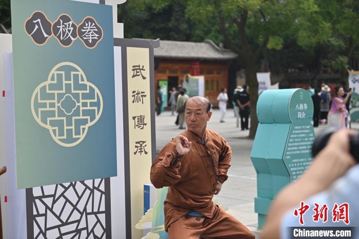 7月14日，甘肅省平?jīng)鍪嗅轻忌骄皡^(qū)內(nèi)，八極拳傳承人展示八極拳。7月13日至14日，“2024年北京體育大學(xué)第十五屆國際武術(shù)比賽交流大會暨首屆崆峒山國際武術(shù)大會”舉行，大會也在崆峒山景區(qū)進(jìn)行問道崆峒、武術(shù)高級研修班、崆峒拜師等系列活動。中新社記者 李亞龍 攝</p>
<p>