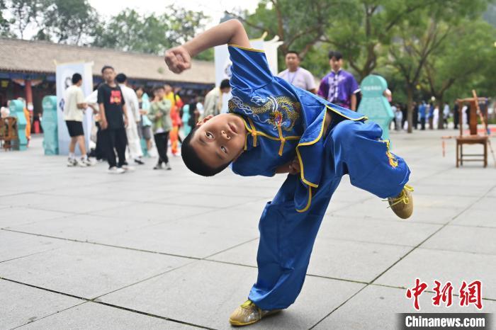 7月14日，甘肅省平?jīng)鍪嗅轻忌骄皡^(qū)內(nèi)，小朋友展示查拳。7月13日至14日，“2024年北京體育大學(xué)第十五屆國際武術(shù)比賽交流大會暨首屆崆峒山國際武術(shù)大會”舉行，大會也在崆峒山景區(qū)進(jìn)行問道崆峒、武術(shù)高級研修班、崆峒拜師等系列活動。中新社記者 李亞龍 攝</p>
<p>