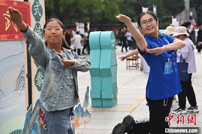 7月14日，甘肅省平?jīng)鍪嗅轻忌骄皡^(qū)內(nèi)，霍氏練手拳傳承人、霍元甲玄孫女霍靜虹(右)教授武術(shù)愛好者霍氏練手拳。7月13日至14日，“2024年北京體育大學(xué)第十五屆國際武術(shù)比賽交流大會暨首屆崆峒山國際武術(shù)大會”舉行，大會也在崆峒山景區(qū)進(jìn)行問道崆峒、武術(shù)高級研修班、崆峒拜師等系列活動。中新社記者 李亞龍 攝</p>
<p>