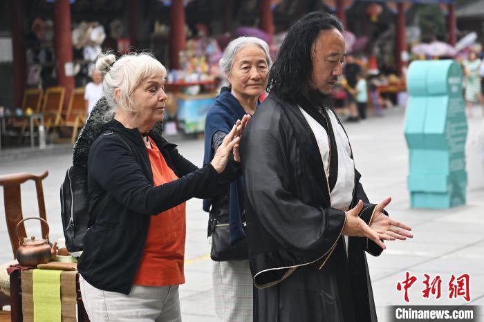 7月14日，甘肅省平?jīng)鍪嗅轻忌骄皡^(qū)內(nèi)，外籍武術(shù)愛好者感受青城武術(shù)。7月13日至14日，“2024年北京體育大學(xué)第十五屆國際武術(shù)比賽交流大會暨首屆崆峒山國際武術(shù)大會”舉行，大會也在崆峒山景區(qū)進(jìn)行問道崆峒、武術(shù)高級研修班、崆峒拜師等系列活動。中新社記者 李亞龍 攝</p>
<p>
