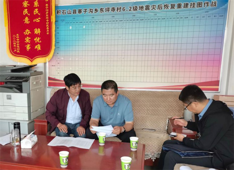 州縣紀(jì)委監(jiān)委機(jī)關(guān)聯(lián)合督查組對(duì)下沉干部 、駐村干部 、包村組長(zhǎng)、村干部 “四級(jí)”干部履職到崗情況，以及工作日志和民情臺(tái)賬、訴求臺(tái)賬進(jìn)行日常監(jiān)督檢查，壓實(shí)工作責(zé)任。.jpg