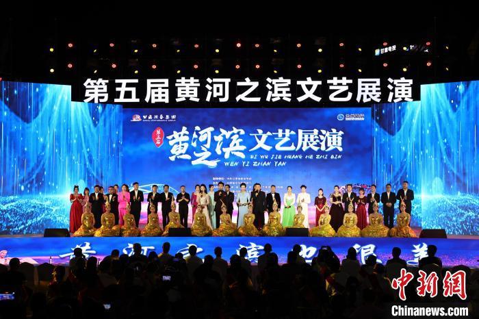 7月19日晚，第五屆黃河之濱文藝展演在蘭州體育文化廣場開幕。張曦予 攝