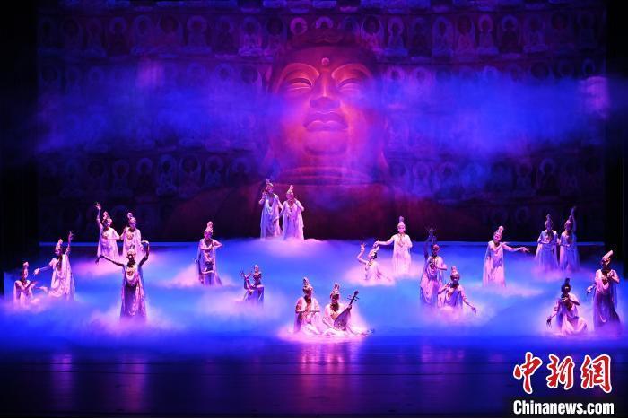 7月18日晚，中國(guó)經(jīng)典舞劇《絲路花雨》在甘肅蘭州黃河劇院進(jìn)行演出。中國(guó)經(jīng)典舞劇《絲路花雨》迎來45周年，7月17日-8月4日在蘭州開啟為期多天的駐場(chǎng)演出。該舞劇取材于敦煌莫高窟壁畫，集中國(guó)霓裳羽衣舞、敦煌舞、印度舞、黑巾舞、波斯馬鈴舞等于一身，自1979年演出至今，該劇先后在40多個(gè)國(guó)家和地區(qū)演出近4000場(chǎng)，觀眾550多萬人次。中新社記者 李亞龍 攝</p>
<p>