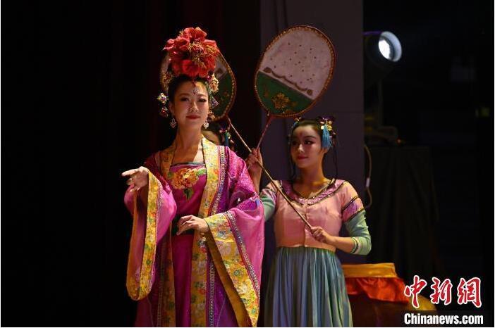 7月18日晚，中國(guó)經(jīng)典舞劇《絲路花雨》在甘肅蘭州黃河劇院進(jìn)行演出。中國(guó)經(jīng)典舞劇《絲路花雨》迎來45周年，7月17日-8月4日在蘭州開啟為期多天的駐場(chǎng)演出。該舞劇取材于敦煌莫高窟壁畫，集中國(guó)霓裳羽衣舞、敦煌舞、印度舞、黑巾舞、波斯馬鈴舞等于一身，自1979年演出至今，該劇先后在40多個(gè)國(guó)家和地區(qū)演出近4000場(chǎng)，觀眾550多萬人次。中新社記者 李亞龍 攝</p>
<p>
