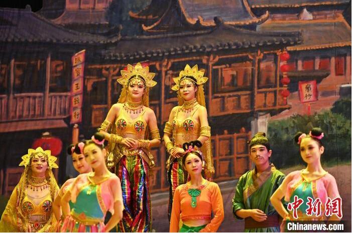 7月18日晚，中國(guó)經(jīng)典舞劇《絲路花雨》在甘肅蘭州黃河劇院進(jìn)行演出。中國(guó)經(jīng)典舞劇《絲路花雨》迎來45周年，7月17日-8月4日在蘭州開啟為期多天的駐場(chǎng)演出。該舞劇取材于敦煌莫高窟壁畫，集中國(guó)霓裳羽衣舞、敦煌舞、印度舞、黑巾舞、波斯馬鈴舞等于一身，自1979年演出至今，該劇先后在40多個(gè)國(guó)家和地區(qū)演出近4000場(chǎng)，觀眾550多萬人次。中新社記者 李亞龍 攝</p>
<p>