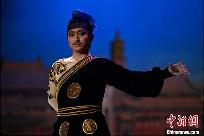 7月18日晚，中國(guó)經(jīng)典舞劇《絲路花雨》在甘肅蘭州黃河劇院進(jìn)行演出。中國(guó)經(jīng)典舞劇《絲路花雨》迎來45周年，7月17日-8月4日在蘭州開啟為期多天的駐場(chǎng)演出。該舞劇取材于敦煌莫高窟壁畫，集中國(guó)霓裳羽衣舞、敦煌舞、印度舞、黑巾舞、波斯馬鈴舞等于一身，自1979年演出至今，該劇先后在40多個(gè)國(guó)家和地區(qū)演出近4000場(chǎng)，觀眾550多萬人次。中新社記者 李亞龍 攝