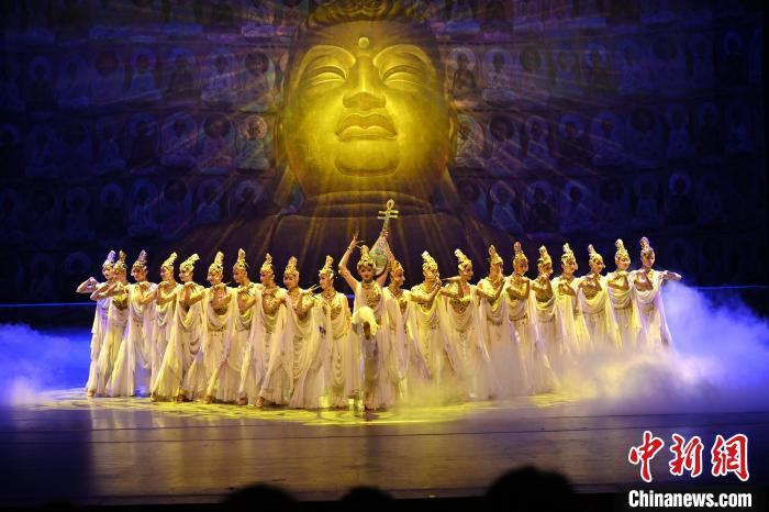 7月18日晚，中國經(jīng)典舞劇《絲路花雨》在甘肅蘭州黃河劇院演出。李亞龍 攝