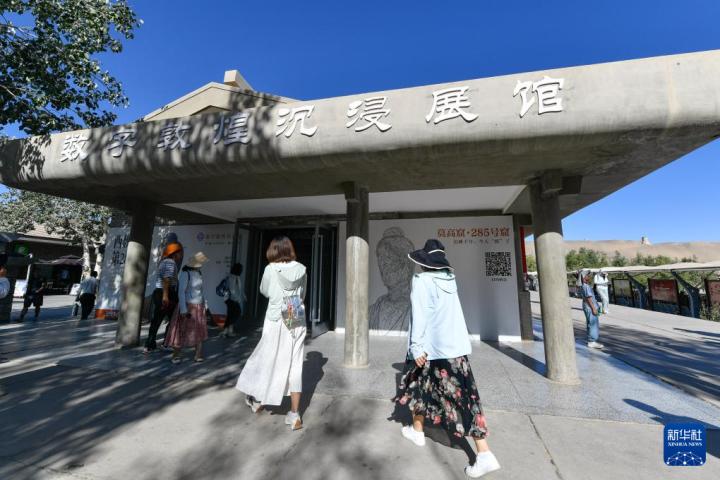 7月22日，游客排隊進入“尋境敦煌——數(shù)字敦煌沉浸展”場館。新華社記者 郎兵兵 攝</p>
<p>